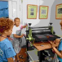 Käthe Kollwitz Haus Moritzburg: Schüler an der Buchpresse