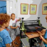 Käthe Kollwitz Haus Moritzburg: Schüler an der Buchpresse