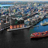 Museum für Kunst und Gewerbe: Luftaufnahme Containerschiff vor Elbphilharmonie
