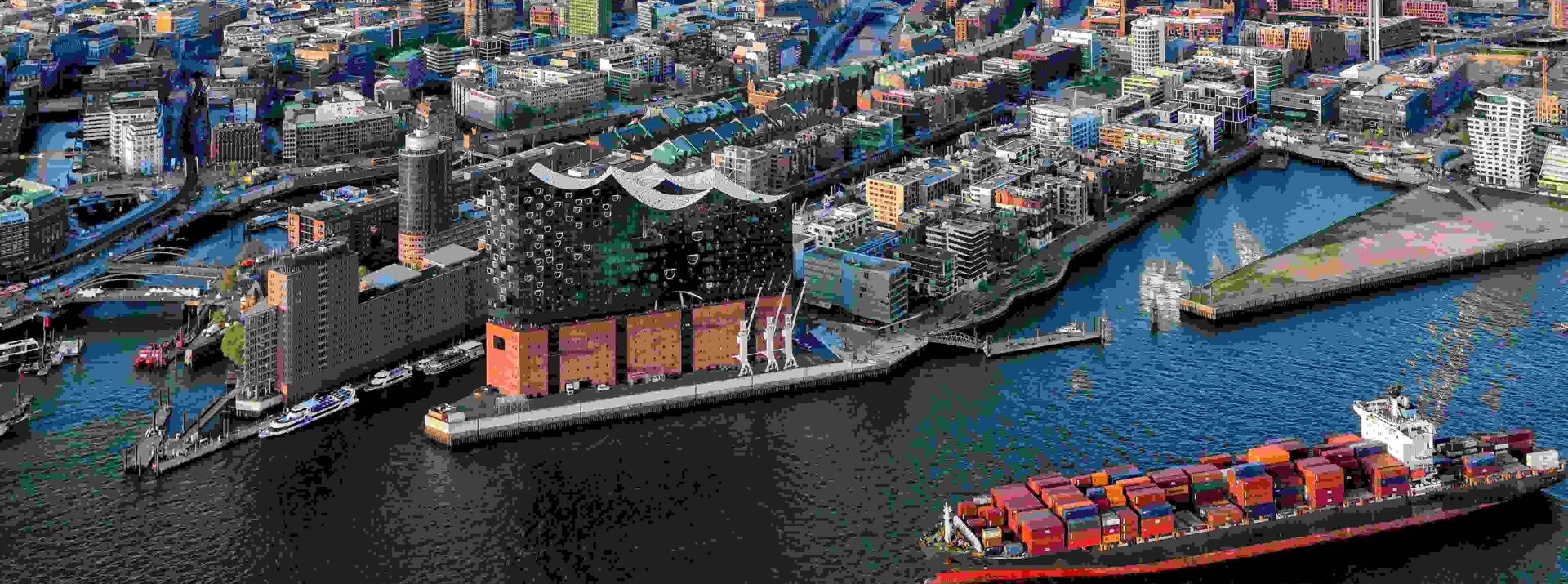 Museum für Kunst und Gewerbe: Luftaufnahme Containerschiff vor Elbphilharmonie, Quelle: www.mediaserver.hamburg.de / Andreas Vallbracht