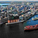 Museum für Kunst und Gewerbe: Luftaufnahme Containerschiff vor Elbphilharmonie